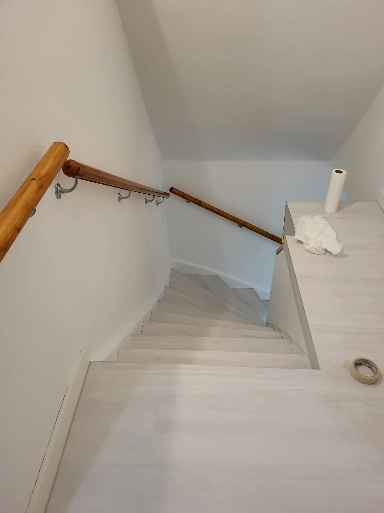 Weiße Holztreppe mit Holzgeländer in modernem Innenbereich