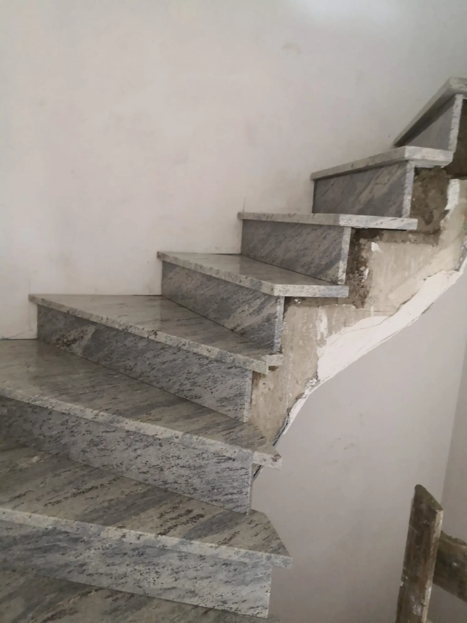 Granit treppe im Rohbau mit frisch verlegten Stufen und sichtbarem Mörtel