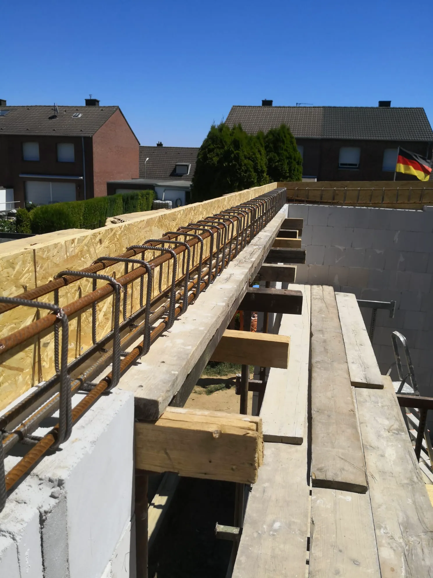 Stahlbewehrung für Betondecke bei Betonarbeiten auf Porenbetonmauer mit Schalung und Gerüst