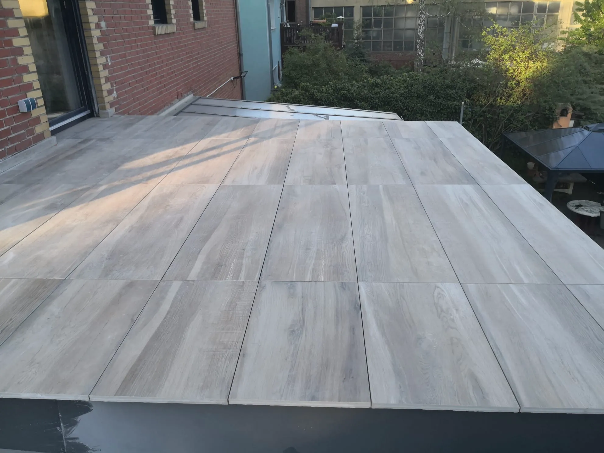 Dachterrasse mit großformatigen Fliesen in Holzoptik auf ebenem Untergrund – Fliesen verlegen