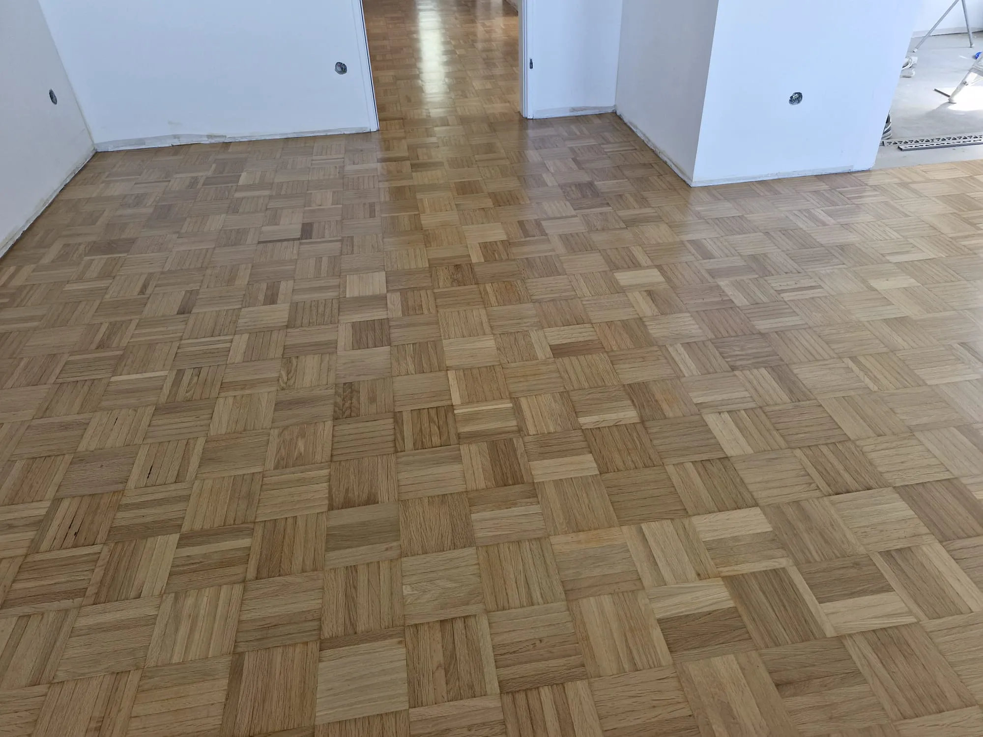 Frisch verlegter Parkettboden im Schachbrettmuster in renoviertem Raum – Parkett verlegen