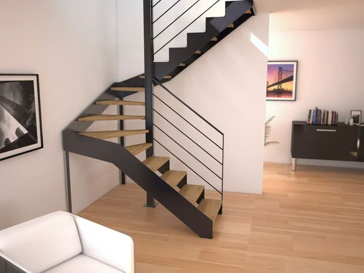 Moderne Stahltreppe mit Holzstufen und senkrechten Metallgeländern in hellem Wohnraum