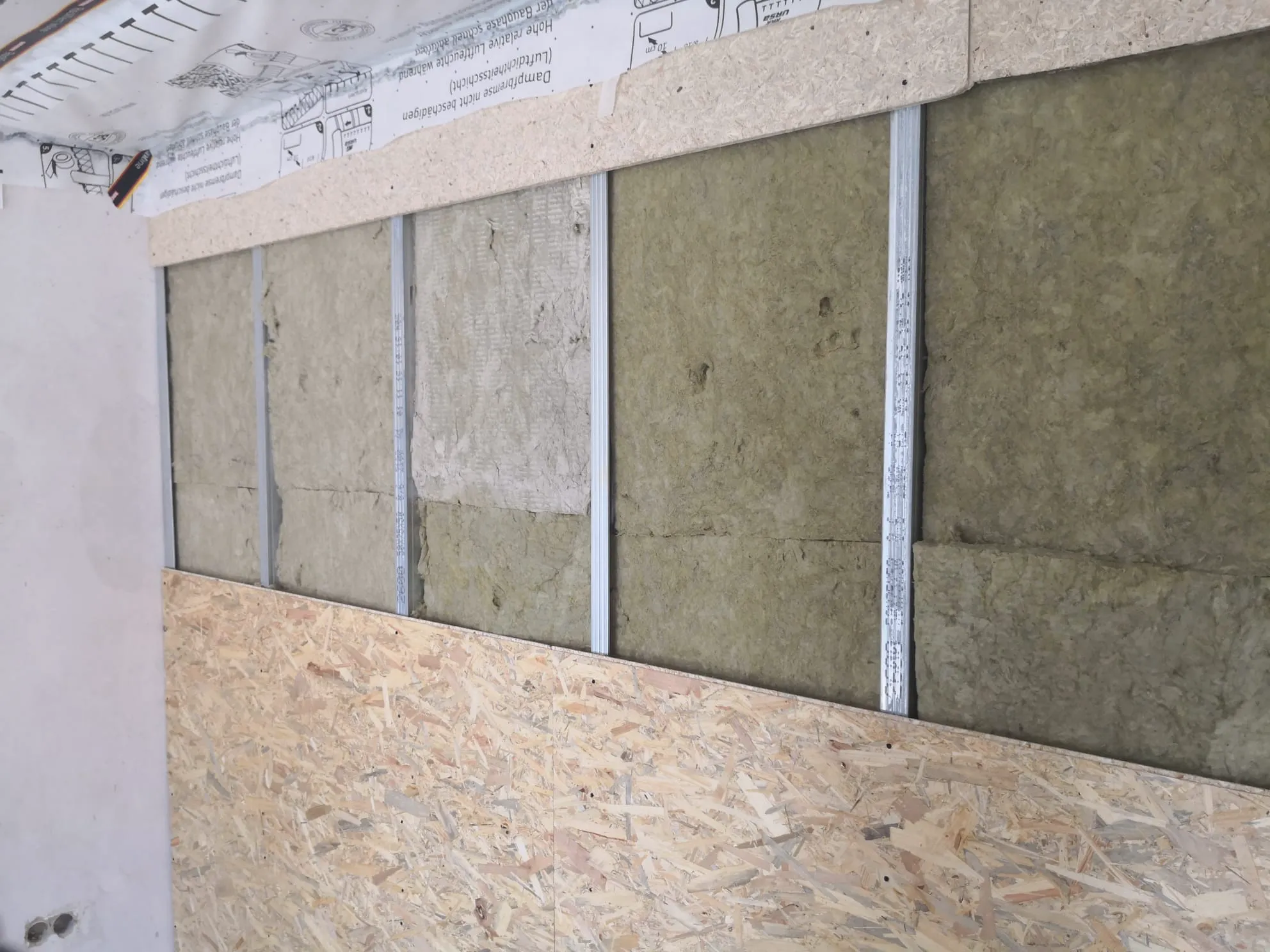 Metallständerwand mit Mineralwolldämmung und teilweiser OSB-Beplankung im Trockenbau