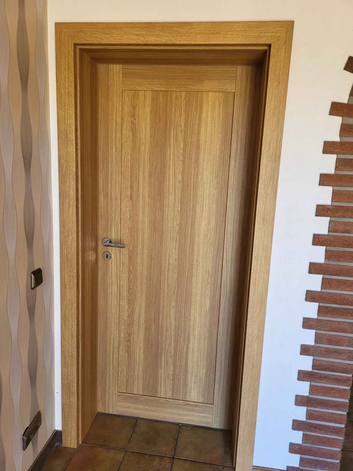 Innentüren aus Holz in modernem Wohnraum mit silbernem Griff und Holzzarge