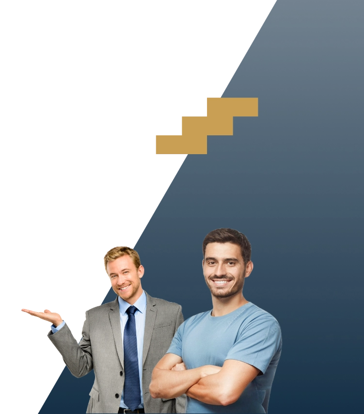 Zwei lächelnde Fachleute, einer im Anzug gestikulierend, der andere mit verschränkten Armen, vor zweifarbigem Hintergrund