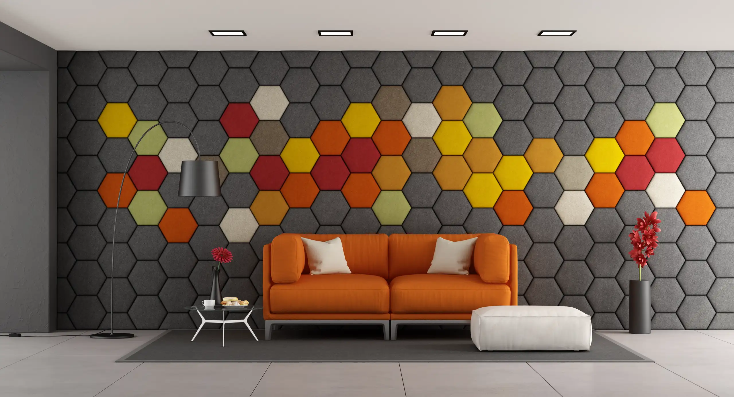 Wohnzimmer mit bunten sechseckigen Schallschutzpaneelen, orangefarbenem Sofa und Stehleuchte